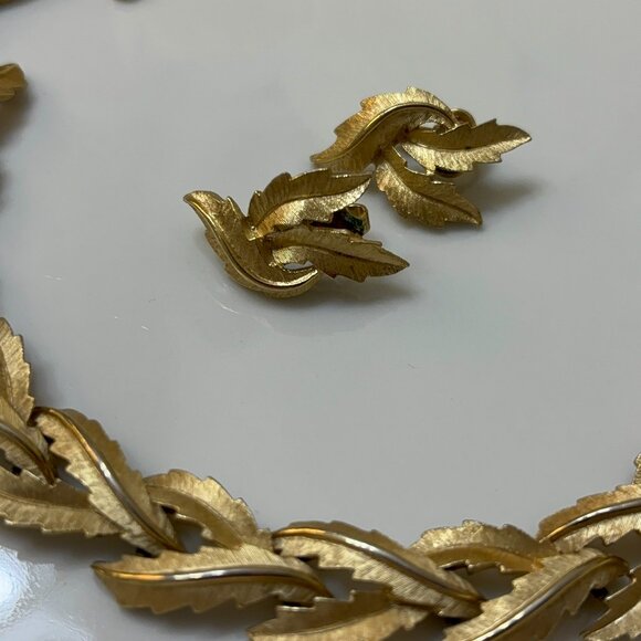 CROWN TRIFARI LEAF DESIGN DEMI-PARURE (NECKLACE, BRACELET, EARRINGS) - Picture 2 of 9